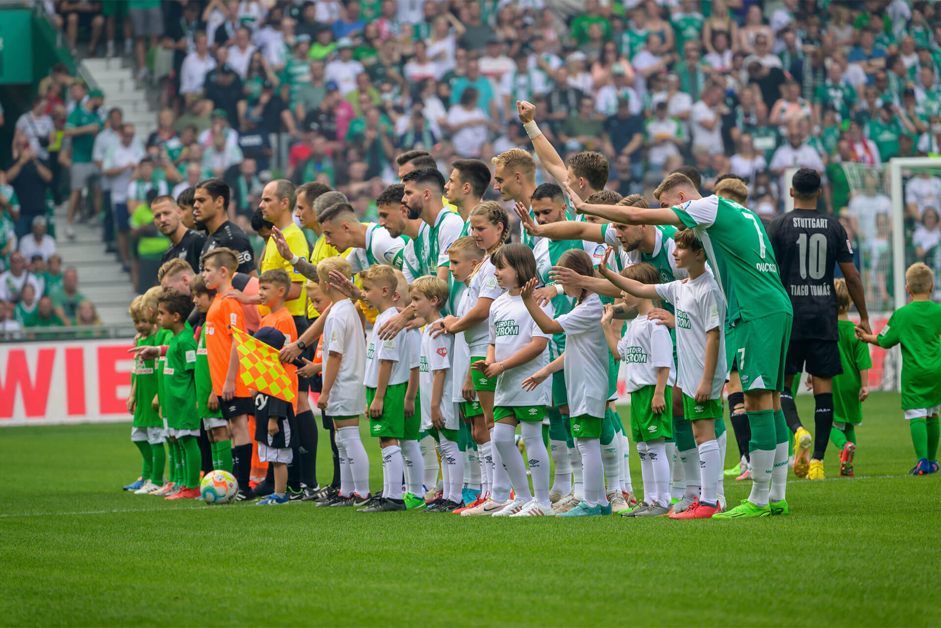 Werder Bremen und Einlaufkids auf dem Spielfeld