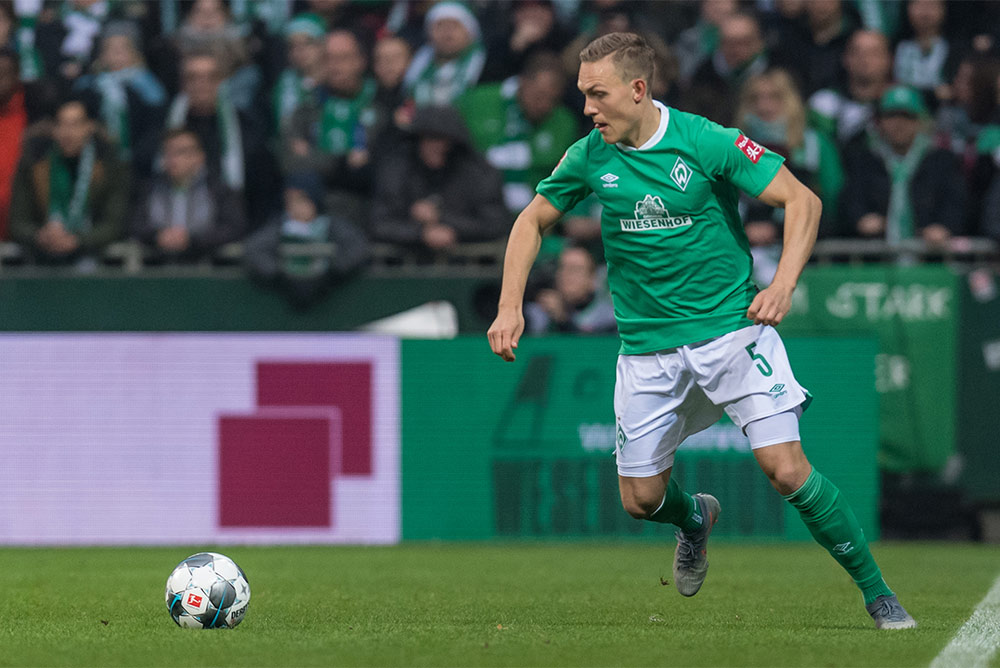 Werder Bremen Spieler läuft auf Ball zu.